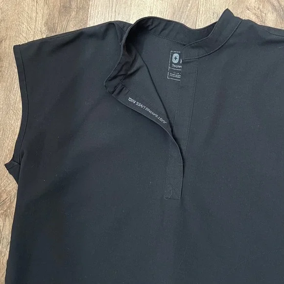 Rafaela Oversized Technical Collection Mandarin Collar Scrub Top in Black Small - Picture 6 of 11